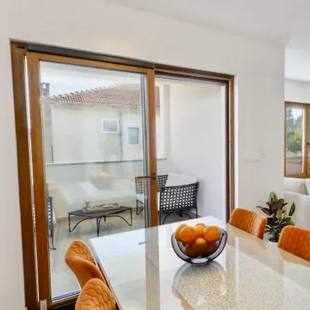 بيت للعطل Stylish New Zven Heated Pool